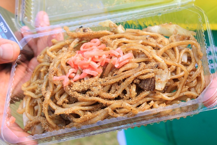 名物富士宮やきそば 太麺でカツオブシがきいて美味しい