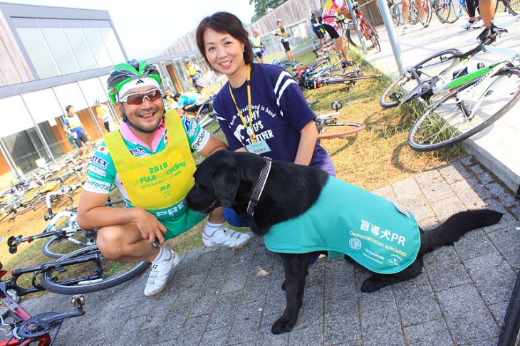 盲導犬ドレミちゃんとトレーナーのお姉さま。