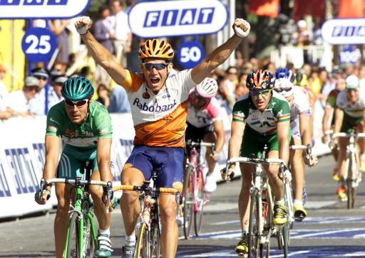 1999年ツールの最終ステージを制したロビー・マキュアン（オーストラリア）