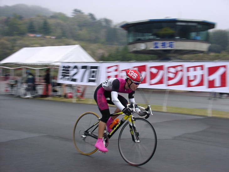 高校時にマウンテンバイクからロードレースに転向。以後、ロードとピストを徐々に両立させていく