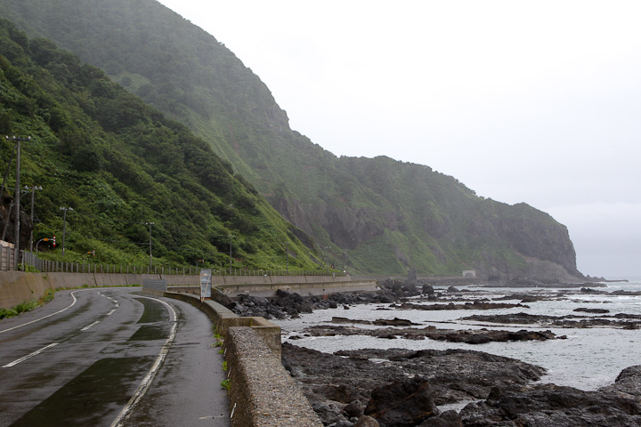 第1ステージ100km付近、海岸沿いの道が続く