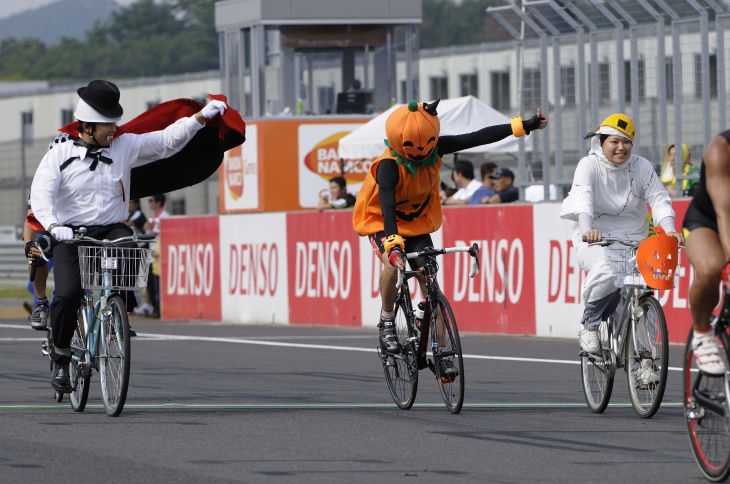 7時間エンデューロと4時間エンデューロの参加者を対象とした「プートのハロウィーン仮装大賞」が行われる