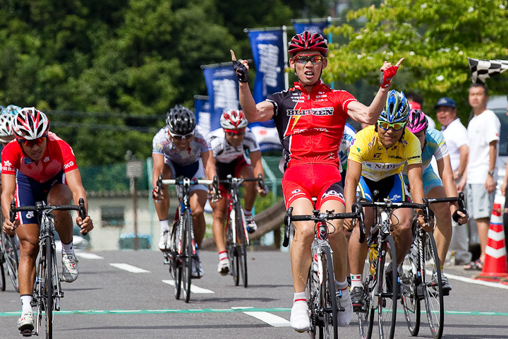 10年ツール・ド・熊野第1ステージで優勝の辻善光(宇都宮ブリッツェン)宮澤やワン・カンポーらを抑えた