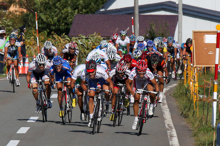 宮澤崇史（TEAM NIPPO）が先行する