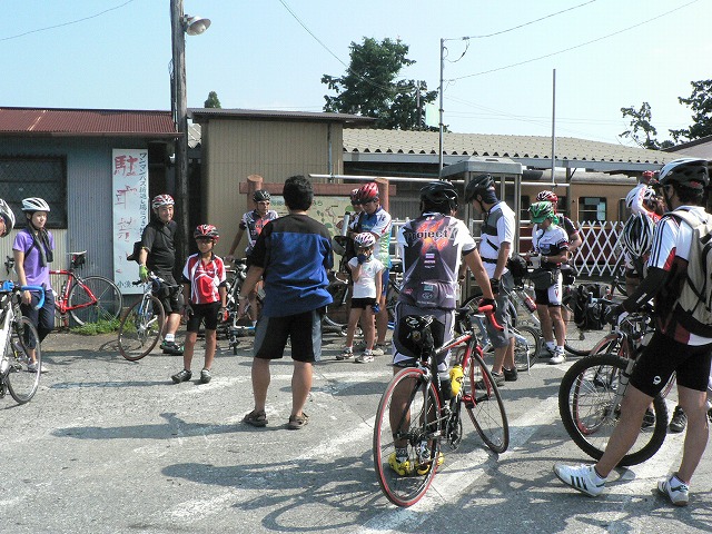 牛久駅に到着した参加者たち。準備を済ませていよいよサイクリングの開始！