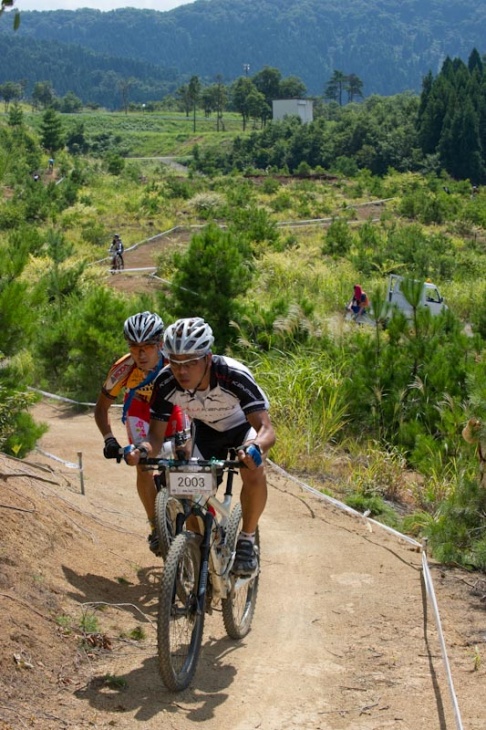 自然を活かしたスキージャム勝山のコースは、力で走る部分と技術で走る部分がバランスよく配置されている