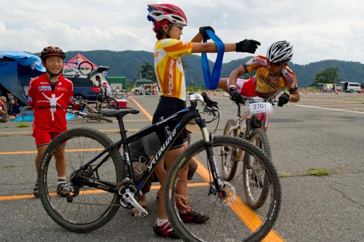 14歳の実力派選手・中村千鶴さんを擁するチーム「北陸シクロクロス連合☆年の差24歳コンビ」