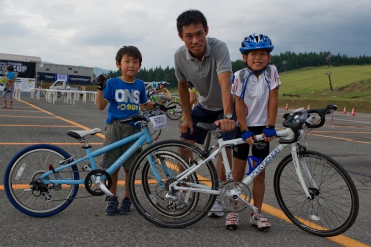 キッズレース1 2年生の部に出場した木下渓悟くん 左 と 同レース2位で くやしい 笹島瑠樹くん 6歳 ホントはまだ幼稚園児なんですけど 去年は未就学児のレースに出て あまりにレベルが物足りなかったので とパパの弘明さん Cyclowired