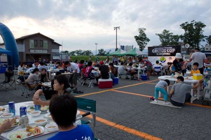 ディナーを楽しみながら夜のイベント開始!