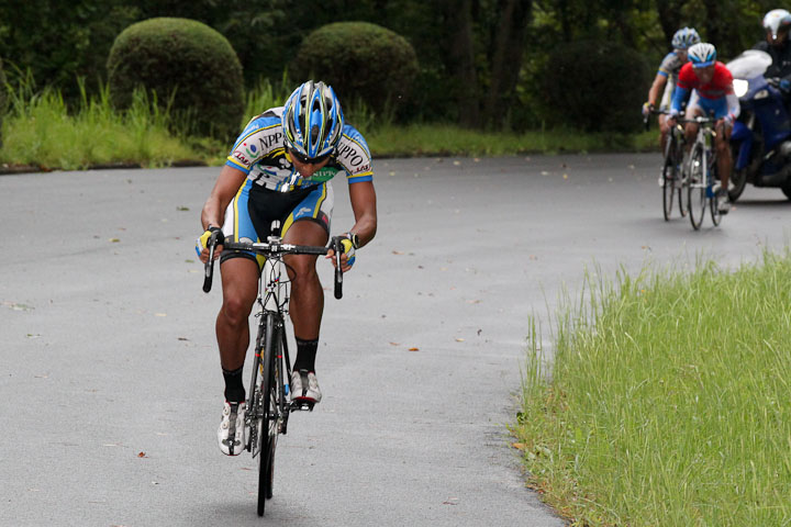 最終周回、佐野淳哉(TEAM NIPPO)がアタックを決めた