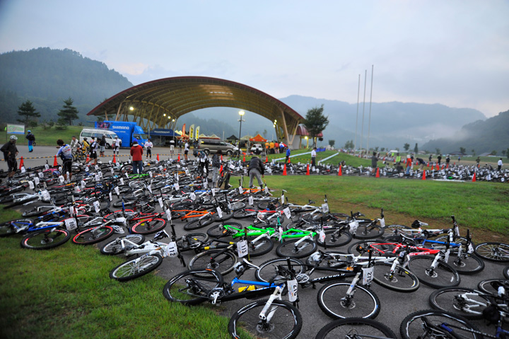 朝靄に並ぶMTB達