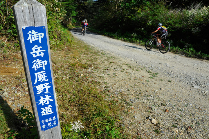 王滝村林道を走る