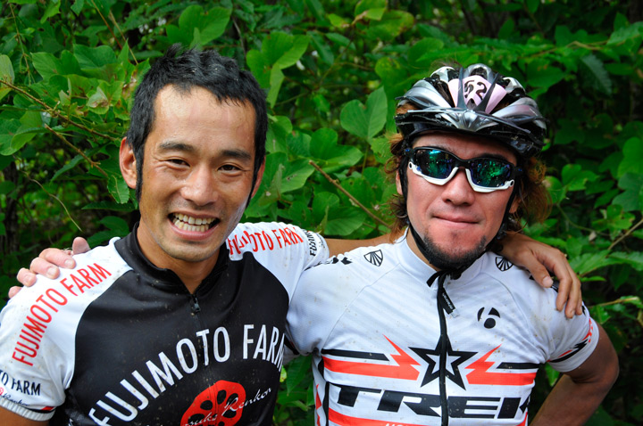 今年の世界選MTBマラソン出場者同士で健闘を称え合う