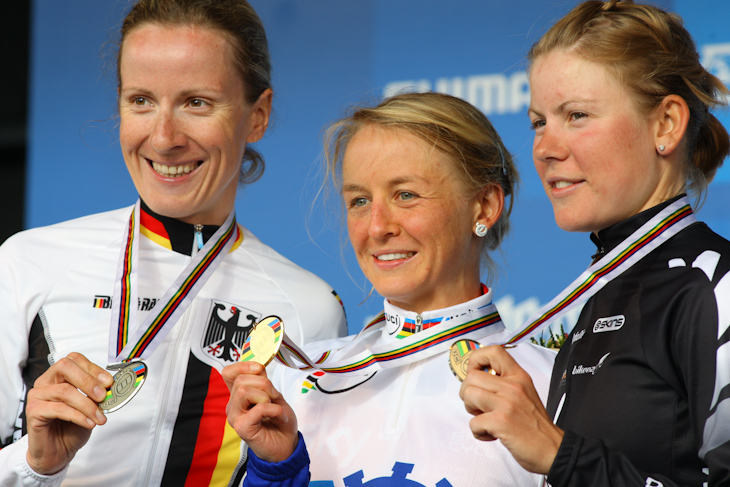 表彰台、左から2位ユーディト・アルント（ドイツ）、優勝エマ・プーリー（イギリス）、3位リンダ・ヴィルムセン（ニュージーランド）