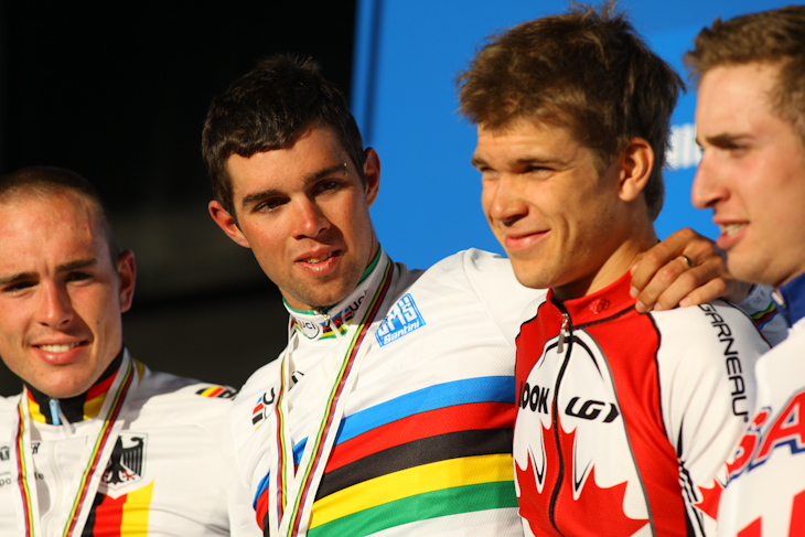 表彰台、左から2位ジョン・デーゲンコルブ（ドイツ）、優勝マイケル・マシューズ（オーストラリア）、3位ギョーム・ボワヴァン（カナダ）とタイラー・フィニー（アメリカ）