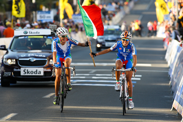 イタリア国旗を持ってゴールに向かうエレナ・ベルラートとルイーザ・タマニーニ（イタリア）