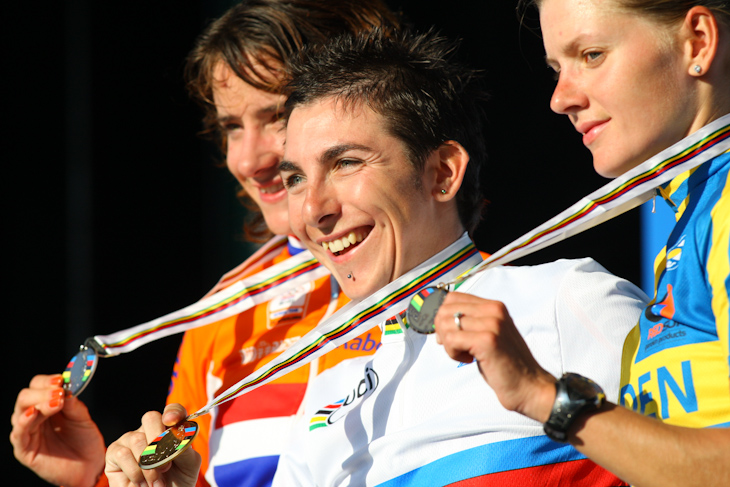 表彰台、左から2位マリアンヌ・フォス（オランダ）、優勝ジォルジァ・ブロンジーニ（イタリア）、3位エマ・ヨハンソン（スウェーデン）