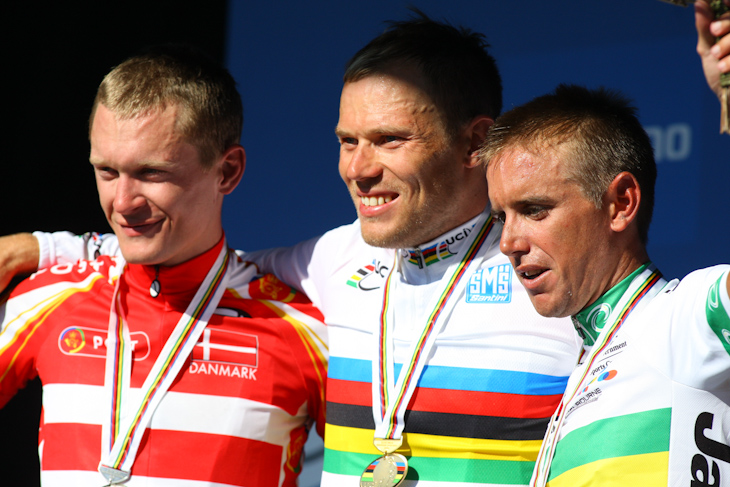 表彰台、左から2位マッティ・ブレシェル（デンマーク）、優勝トル・フースホフト（ノルウェー）、3位アラン・デーヴィス（オーストラリア）