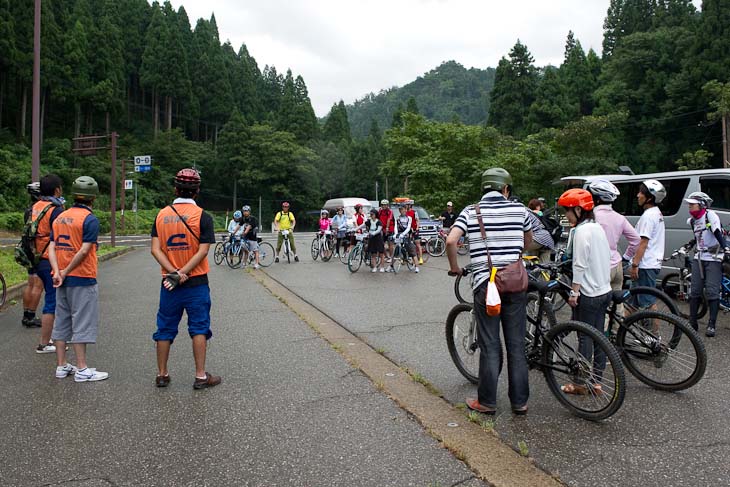 山をくだったスタート地点でまずミーティング