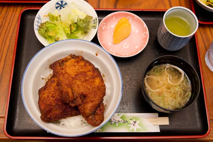 ソースカツ丼（小）。みそ汁、サラダつき750円