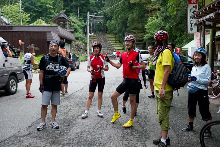 登りきりました！　自転車をとめ、後続の到着を待つみなさん