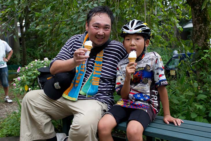 走り終わって食べるソフトクリームの味は格別。加藤魁也くんとパパの賢也さん