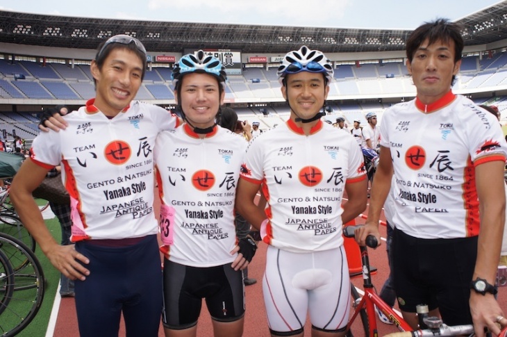 谷中の老舗「いせ辰」の自転車チーム