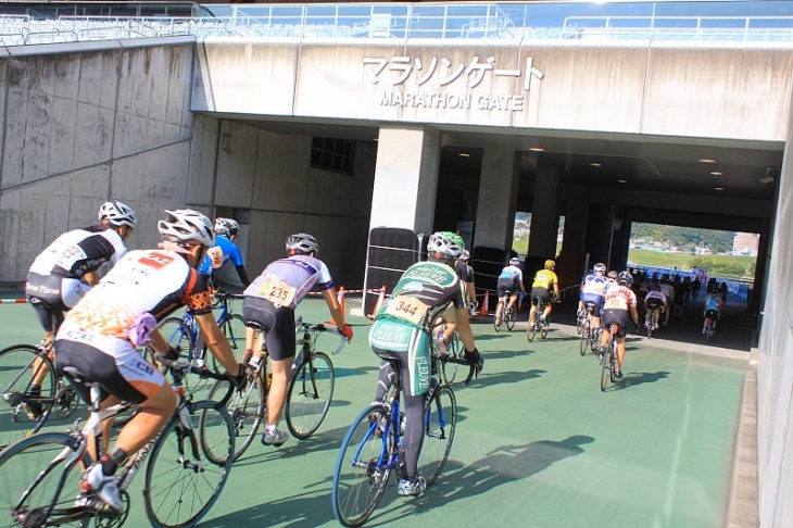 コースは一旦スタジアムの外へと出る