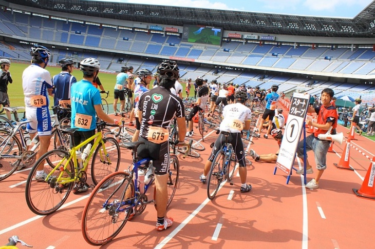 広いスタジアムを様々な自転車で走ることができる