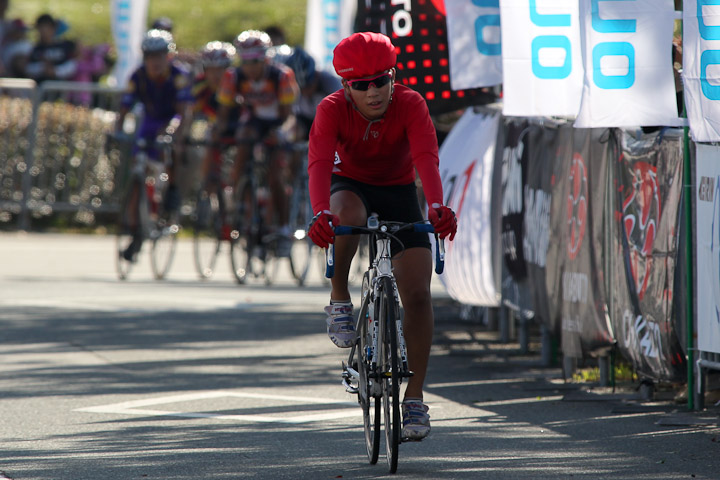 チャレンジサイクルロードレース2010九州大会　中学生優勝の久保田泰弘（山口県ジュニアサイクルスポーツクラブ）なんと先にスタートした高校生全員を抜いてゴール