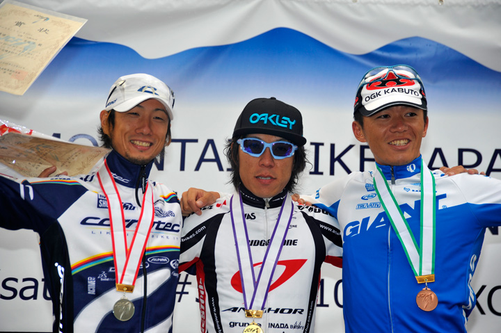 XCOエリート男子表彰 左から斉藤亮(TEAM CORRATEC)・辻浦圭一(チームブリヂストン・アンカー)・門田基志(TEAM GIANT)