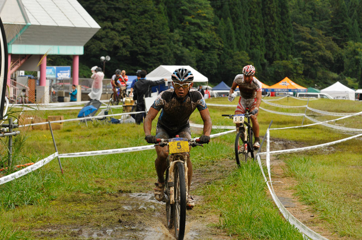 1周目先頭を走る小野寺健（SUBARU/TREK MTB Team）