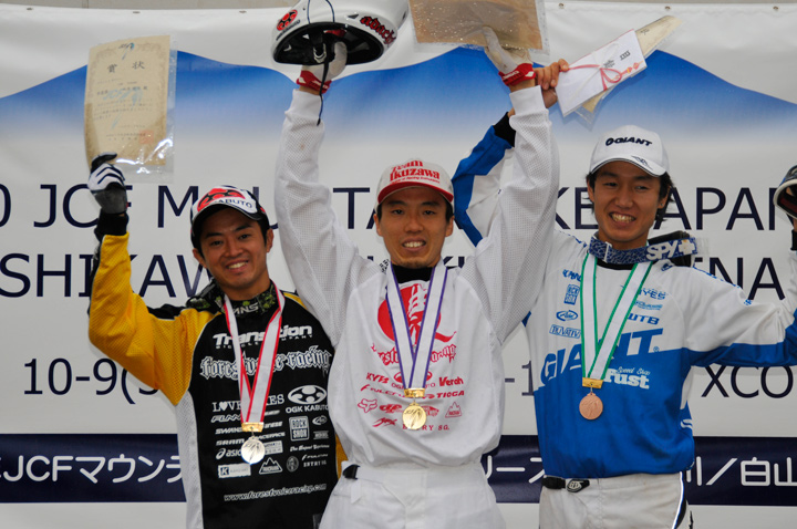 エリート男子表彰　左から向原健司（Transition Racing）・安達靖（Team Ikuzawa）・青木卓也（TEAM GIANT）