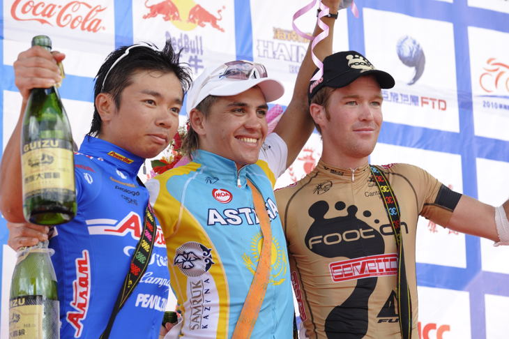 ステージ上位の表彰式。プロツアーチームの選手に混じり健闘!