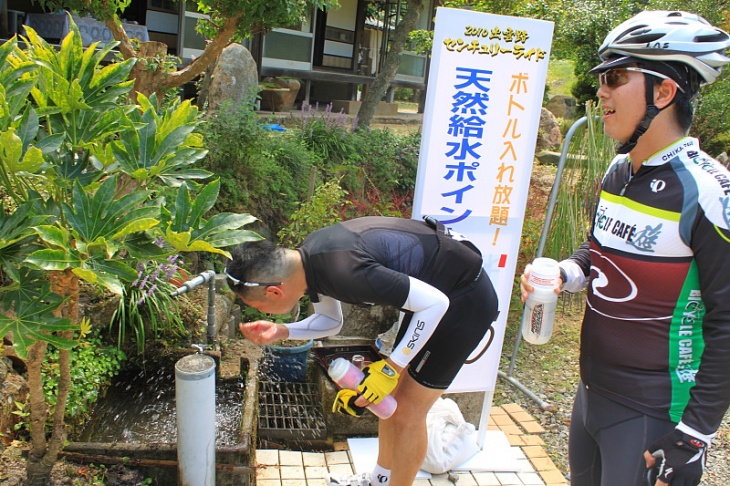 天然湧水の給水ポイント　地元の民家が申し出てくれたそうだ