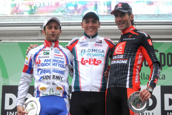 表彰台、左から2位ミケーレ・スカルポーニ（イタリア、アンドローニ・ジョカトーリ）、優勝フィリップ・ジルベール（ベルギー、オメガファーマ・ロット）、3位パブロ・ラストラス（スペイン、ケースデパーニュ）