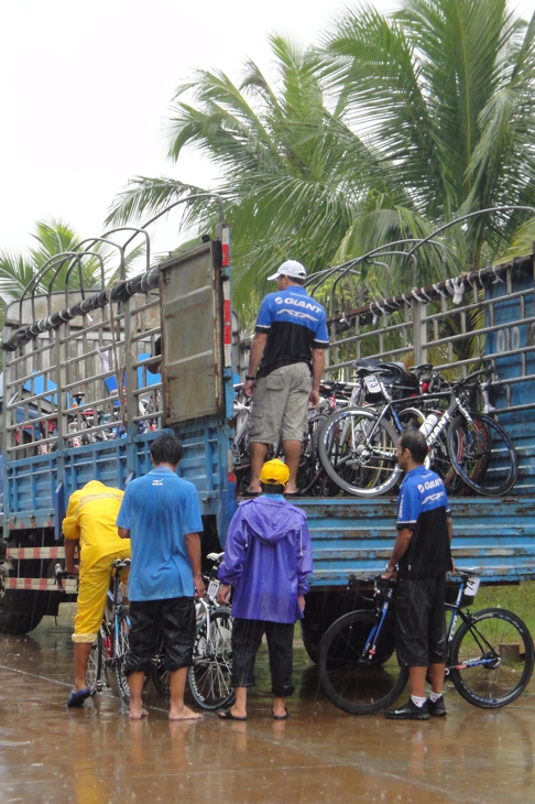 スタート地点のホテルから自転車をトラックに積み込むこととなった