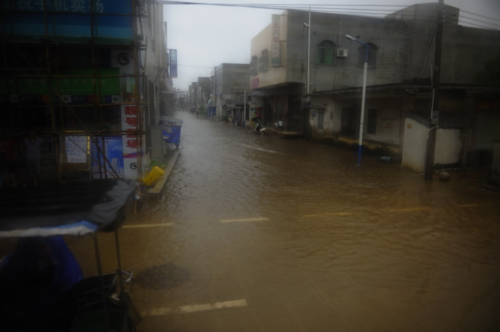 本来のスタート地点付近。膝まで水が上がっている