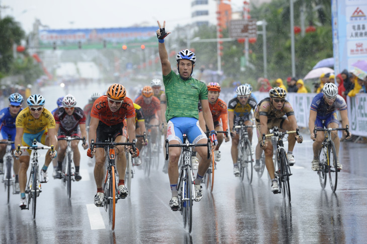 雨のスプリントをケニー・ファンヒュメル（オランダ、スキル・シマノ）が制す