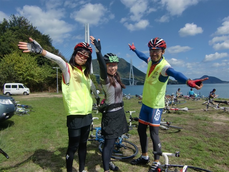 多々羅しまなみ公園で伴走スタッフの皆さんと喜びを分かち合う