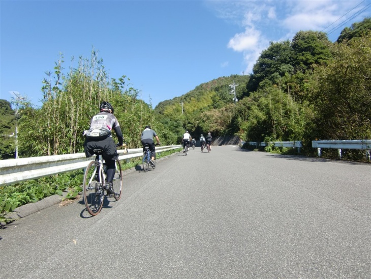 大島の田浦峠（平均斜度9％）は最初の関門！