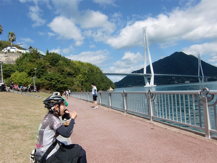 多々羅大橋の景色をおかずに昼食。こりゃ旨いはずだ！