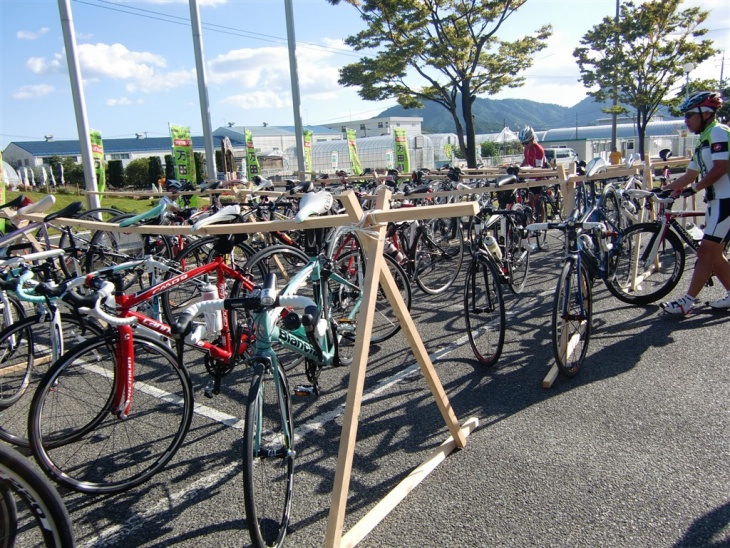 万田発酵エイドステーションで手作りの木製自転車スタンドがお出迎え