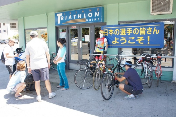 直前講座で教えてもらった地元のバイクショップには、日本語の横断幕も。ちなみに日本語の通じる店員もいました