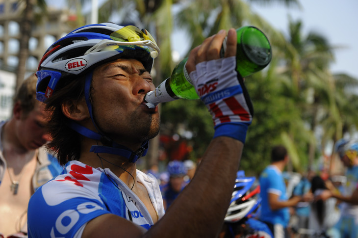 レース後、土井雪広（スキル・シマノ）が気持ちよくビールを飲む