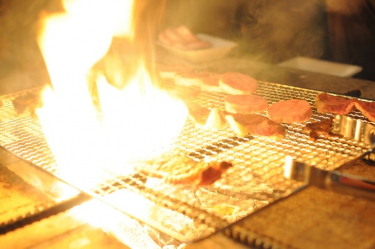 燃え上がる炎は俺達の肉への情熱だ！