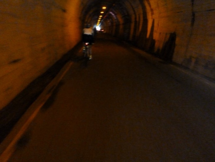海津大崎にいくつかあるトンネル