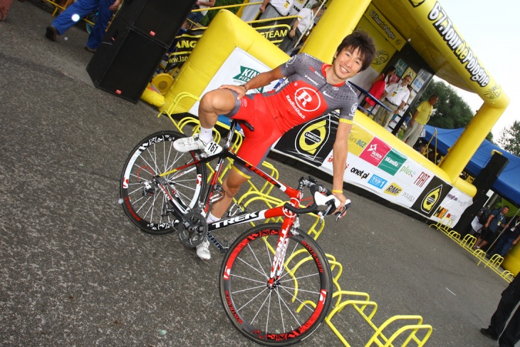 クリテリウムをプジョル(サーヴェロテストチーム)、競輪選手たちと共に走る別府史之(レディオシャック)