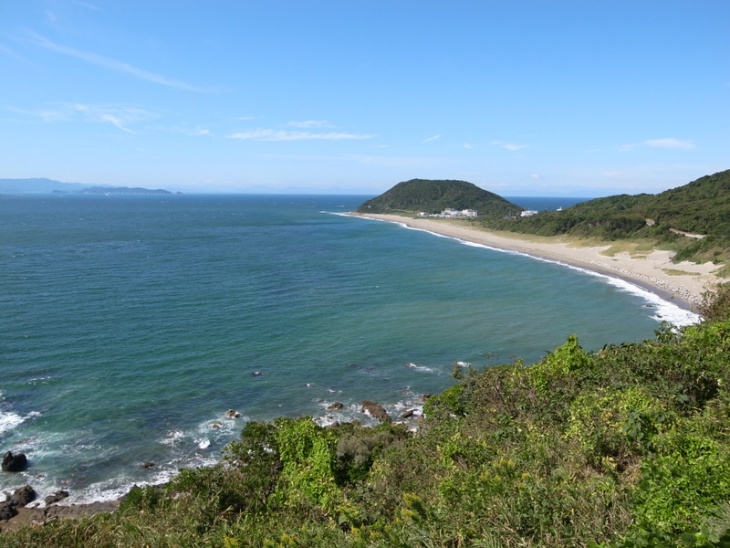 晴れた日の伊良湖岬、恋路ヶ浜の眺め