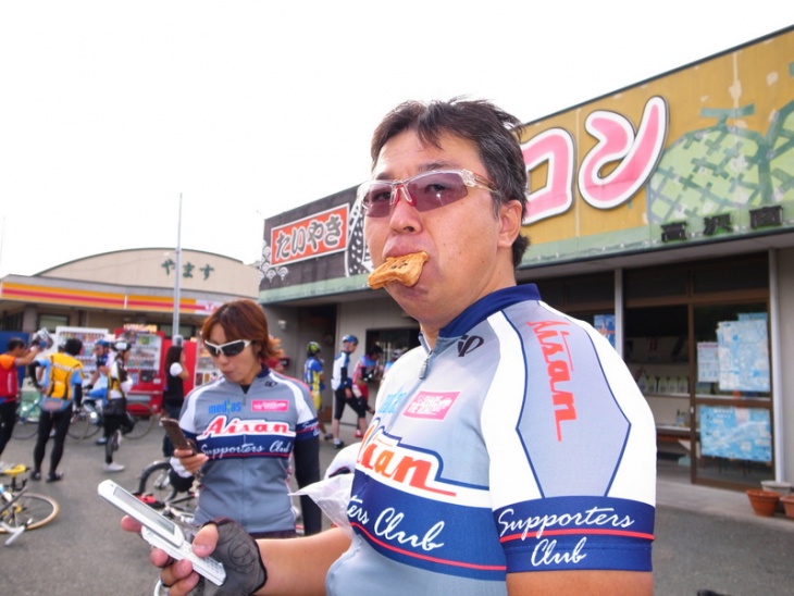 伊良湖からゴールの道中。行列のできるタイ焼き屋さんで補給